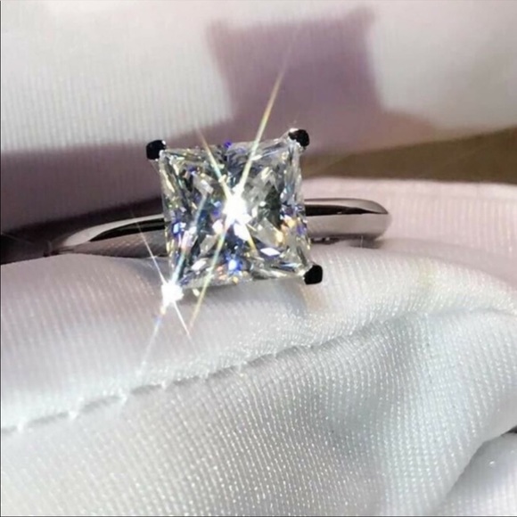 2 CARAT 18K WHITE GOLD PRINCESS CUT RING, CUTE RING, SHINY RING. - Picture 2 of 4